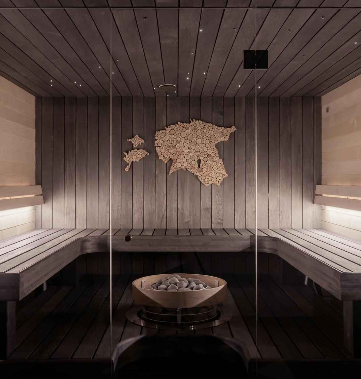 Holzsauna mit Bänken an den Seiten, einem zentralen Ofen und einer dekorativen Karte an der Rückwand.