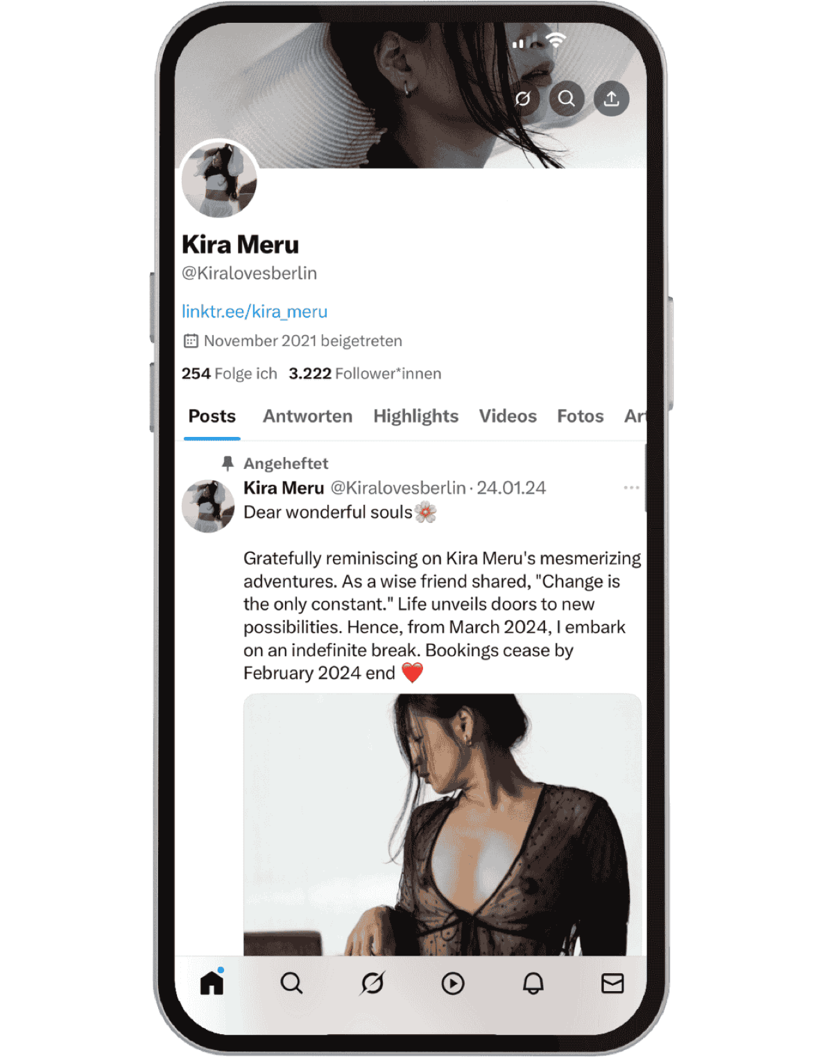 Smartphone mit geöffneter Social-Media-App, Profilseite mit Text und Bildern einer Person.